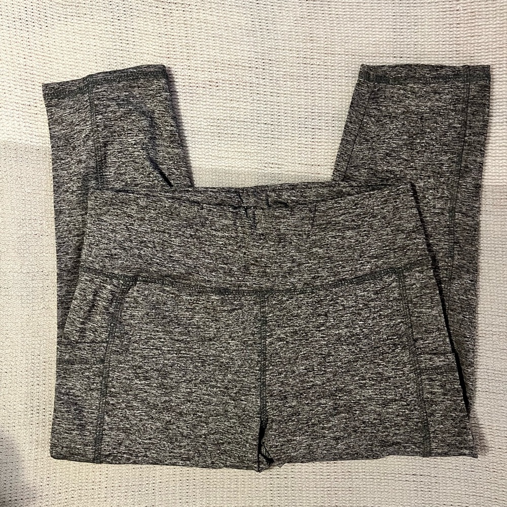 Nicole Miller gray crop leggings with side pockets. Size Large